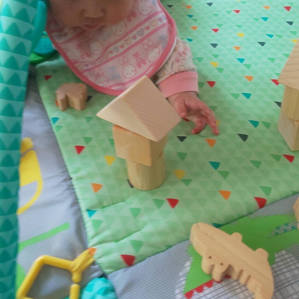 国産ヒノキの積み木の赤ちゃんの遊び方